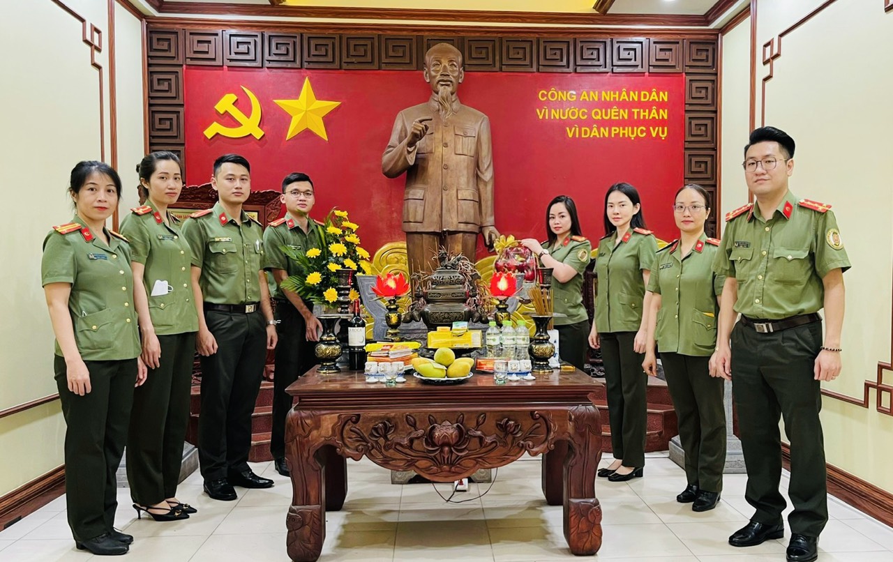 Phòng Quản lý xuất nhập cảnh – CATP: Dâng hương báo công Bác Hồ tại Tượng đài Chủ tịch Hồ Chí Minh